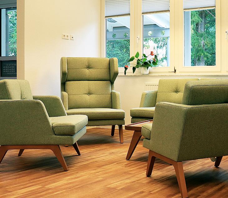 Wartebereich mit Sesseln und viel Platz